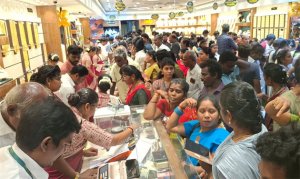 சின்னத்துரை அன் கோவில் ஆடிப்பெருக்கு சிறப்பு விற்பனை : மக்கள் கூட்டம் அலைமோதல்!