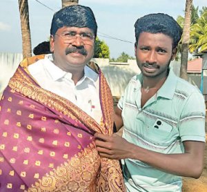 சால்வை அணிவிப்பது போல் நடித்து தி.மு.க. நிர்வாகிக்கு கத்திகுத்து - வாலிபர் கைது!