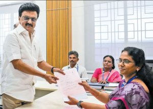 கொளத்தூரில் ஸ்டாலின், காரைக்குடியில் சீமான்: முதல் நாளிலேயே 560 மனுக்கள் தாக்கல்!